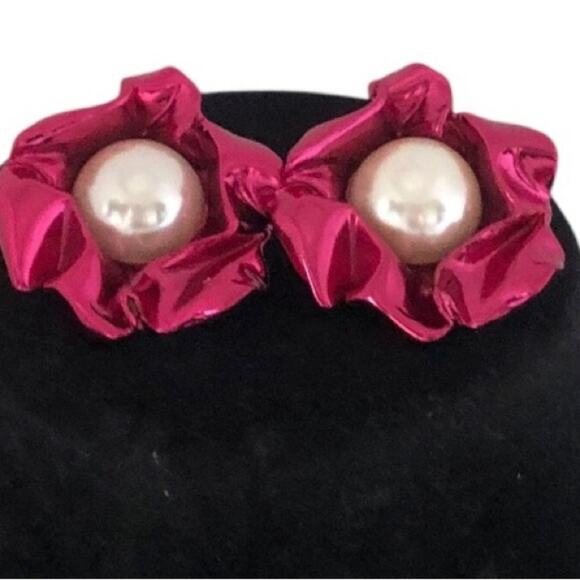 Sterling King Titania Imitation SwirlShaped Pearl And Silver Alloy Stud Earrings - Picture 2 of 16